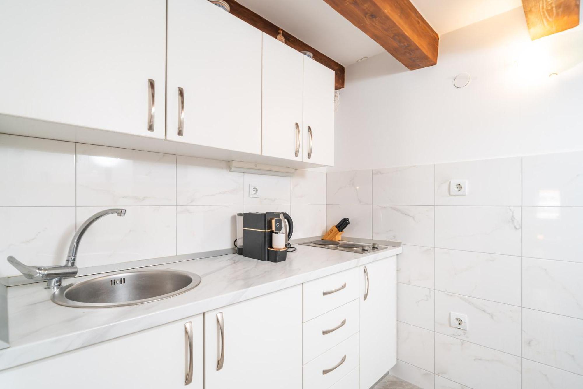 Apartment Lores *