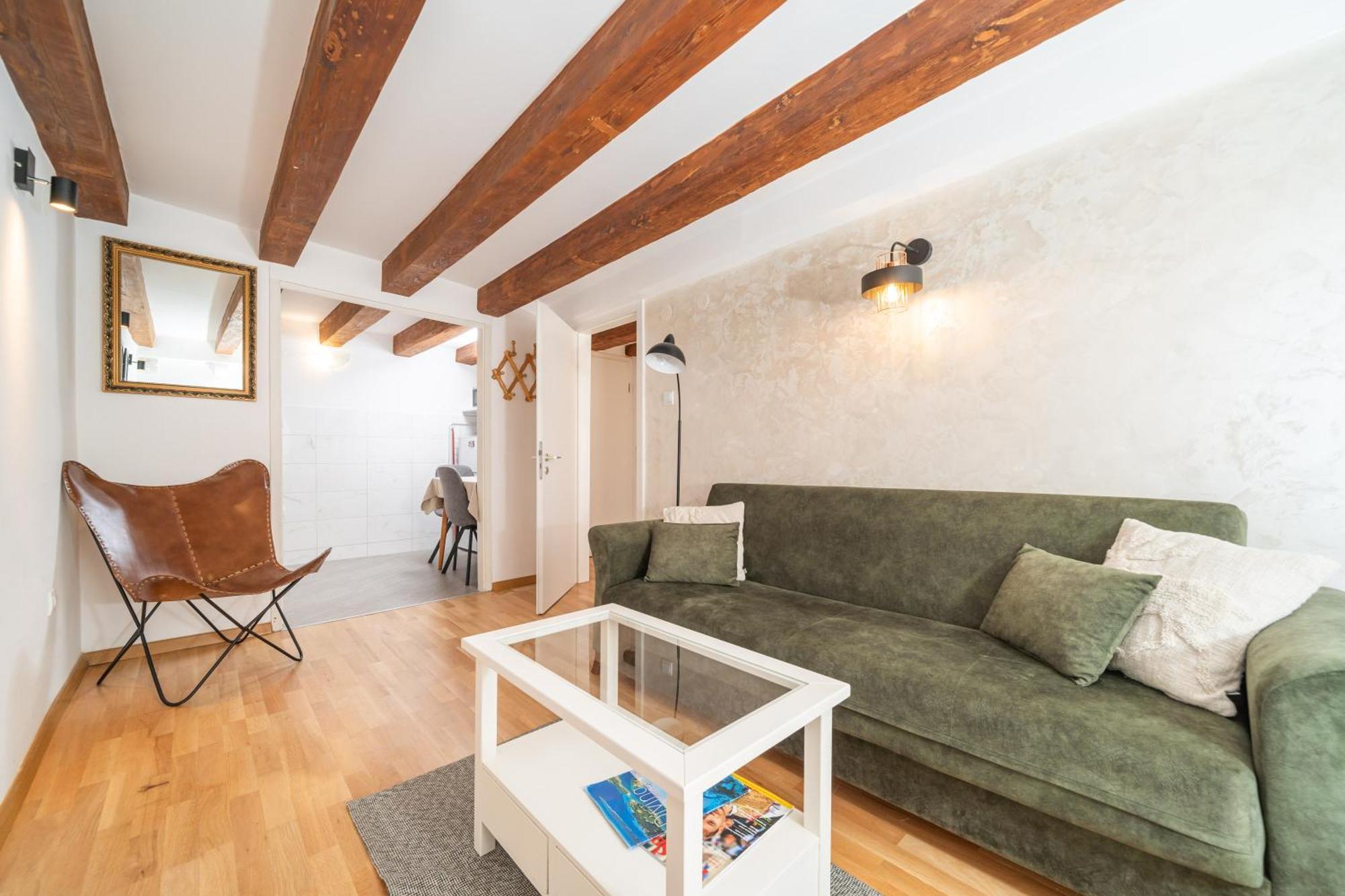 Apartment Lores